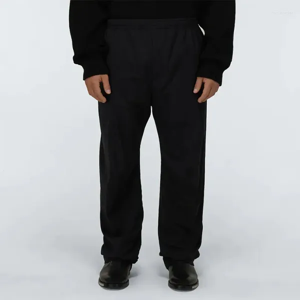 I pantaloni da uomo neri larghi a vita alta casual sono alla moda e alla moda. Gamba larga coreana