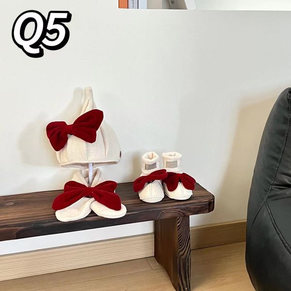 2023 novo bebê conjunto de três peças série q chapéu cachecol sapatos de bebê cashmere cor sólida dos desenhos animados quente marca designer de moda aaaaaa