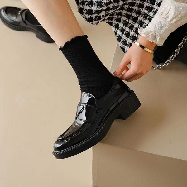 Mocassins de grife monólito clássicos de luxo sapatos plataforma de couro tênis pretos senhoras chocolate escovado triângulo sapatos de banquete