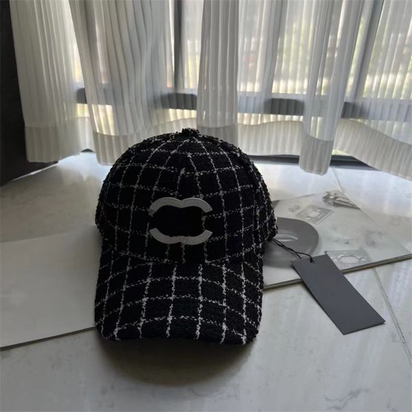 Berretti da baseball Designer Autunno e Inverno Nuovi berretti retrò caldi da baseball Uomo Donna Tempo libero di lusso Cappelli da sole Berretti Stile occidentale Lettera Etichetta Cappello a cupola regolabile