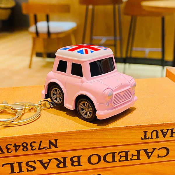 Personalità dei cartoni animati in lega di ritorno auto giocattolo creativo portachiavi auto zaino ciondolo coppia di piccoli regali portachiavi carino e divertente