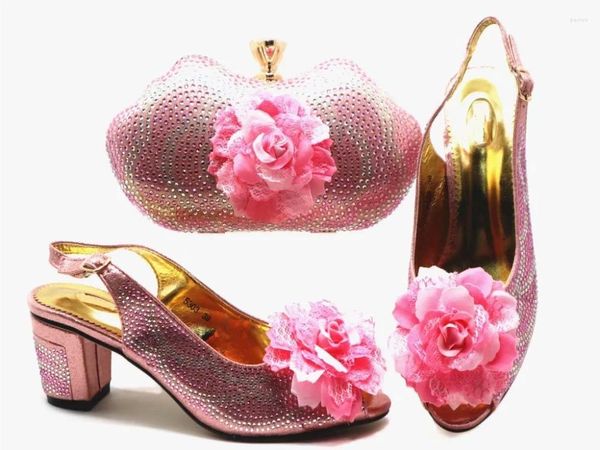 Sapatos de vestido Top Venda Rosa Mulheres Bombas Combine Bolsa Conjunto com Strass e Estilo Flor Saco Africano para Festa X48