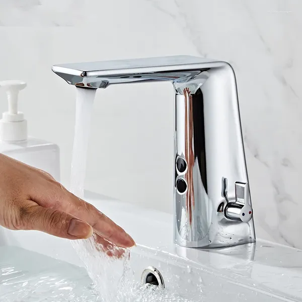 Rubinetti per lavandino del bagno Rubinetti automatici a induzione intelligente Miscelatore cromato lucido montato sul piano Acqua fredda CA elettrica / CC Alimentazione a batteria