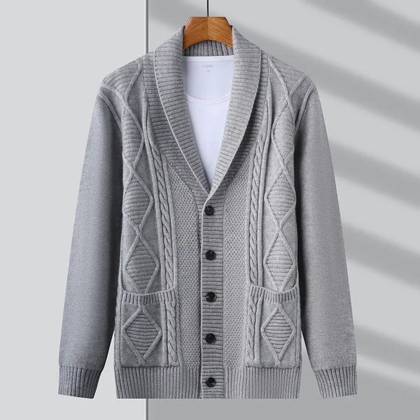 Мужские свитера Высококачественный индивидуальный жаккардовый вязаный кардиган для мужчин 2023 года, осень и зима, корейский повседневный свитер, модное пальто с шалевым воротником 231018
