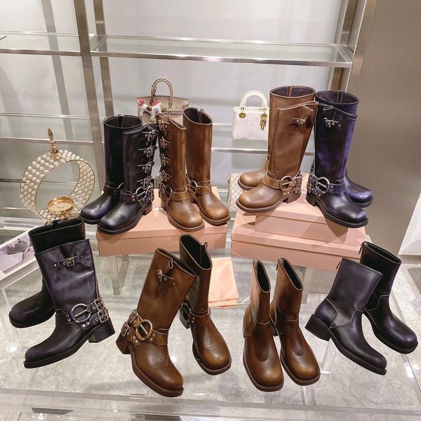 Botas de grife femininas botas de cowboy cinto de arnês com fivela de couro botas de cavaleiro outono e inverno moda vintage botas de dedo quadrado sapatos miui botas de cano médio