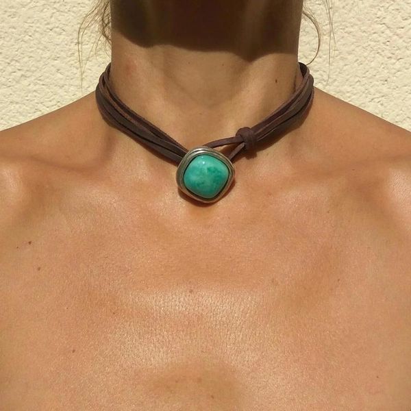 Collana girocollo con ciondolo turchese stile bohémien con cordino in pelle da donna