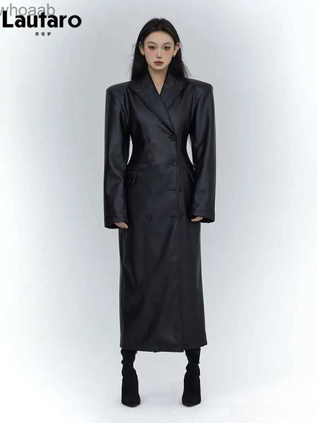 Damen-Trenchcoat aus Kunstleder, Lautaro, Frühling und Herbst, lang, schwarz, tailliert, weiches Pu-Leder für Damen mit Schulterpolstern, luxuriöse Designer-Kleidung 2023, YQ231018