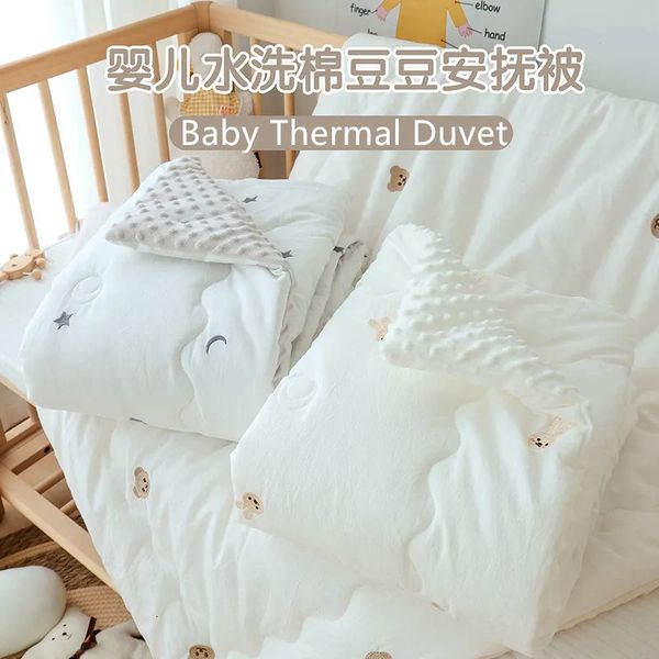 Cobertores Swaddling 3D Plush Dotty Bordado Cobertor de Bebê com Enchimento Primavera Inverno Criança Acolchoada Cobertor Térmico Criança Bebê Edredom Consolador 231017