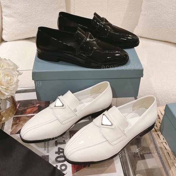 Mocassini di alta qualità Scarpe firmate in pelle verniciata Fibbia in metallo Triangolo stile piatto Scarpe con tacco a punta Pelle scamosciata Nero Bianco Casual Donna Uomo Pantofola da esterno