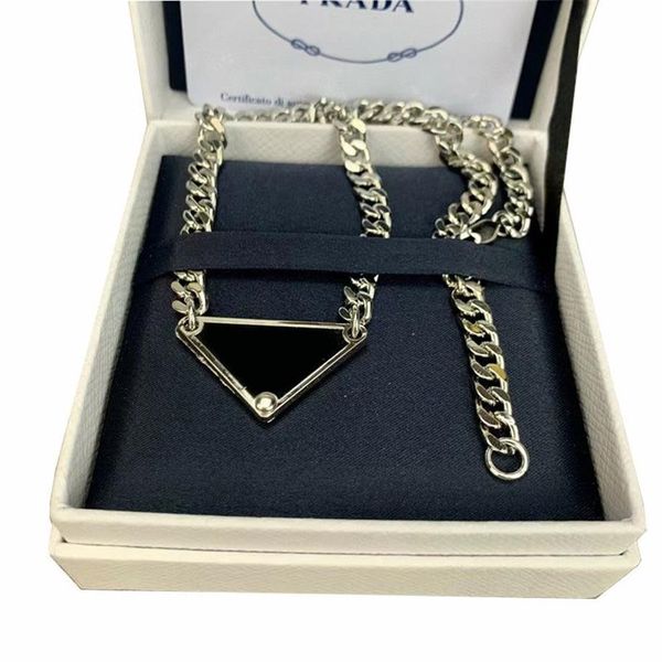 Collane con ciondolo di design Pendenti con lettere triangolari in metallo Uomo Donna Regalo171d