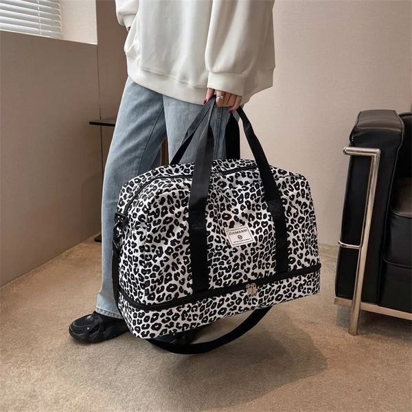 Duffel Bags Estilo Ocidental Padrão de Leopardo Seco e Molhado Separação Duffels Sacos Fitness Gym Bag Impermeável Oxford Travel Bolsa de Ombro 231019