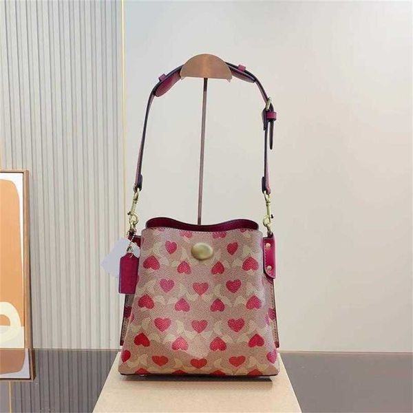 Borse a secchiello con stampa a cuore rosso Borsa di design con lettera Cach Borsa a tracolla da donna con tracolla Cach Luxurys Borsa a tracolla con tendenza alla moda