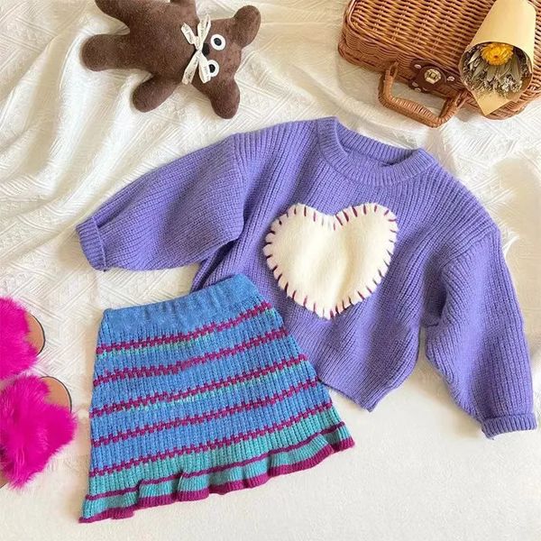 Set di abbigliamento Abbigliamento per bambini 2022 Autunno Inverno Set Nuovo stile coreano alla moda per ragazze Viola Amore Maglione a righe Gonna in maglia Set a due pezzi 231019