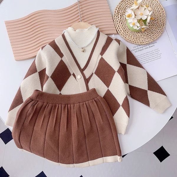 Set di abbigliamento New Girls Jumper Suit Kids Moda scollo a V False due pezzi lavorato a maglia Diamond Lattice a maniche lunghe + gonna a pieghe 2 pezzi 231019