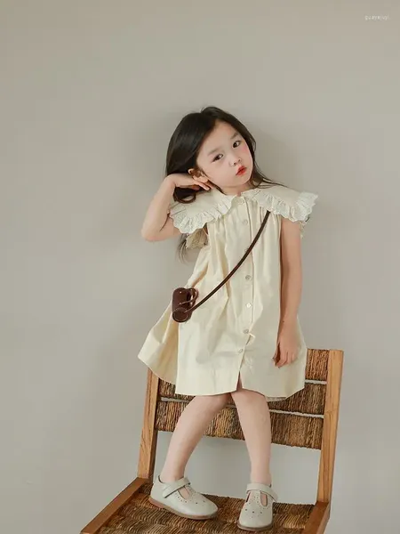 Kız Elbiseler 2023 Yaz Kore tarzı çocuklar elbise kolsuz fırfırlı kenar düğmesi moda tasarımı kızlar için oldukça tatlı sevimli