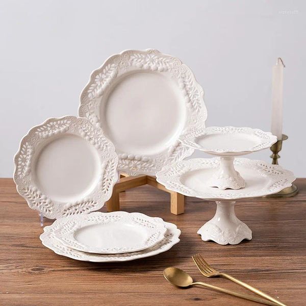 Teller, Vintage-Stil, romantisch, hohl, geprägt, weißer Keramik-Salat-Dessert-Essteller und hohes Fuß-Obst-Kuchentablett mit Ständer
