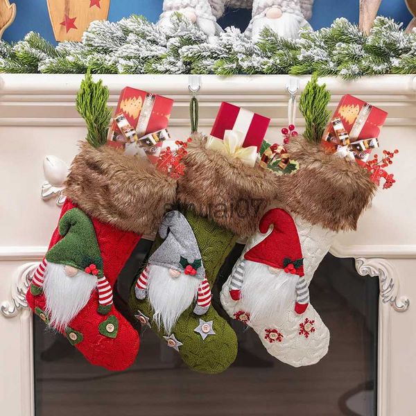 Decoraciones navideñas Nuevos productos Decoración navideña Calcetines grandes sin rostro de punto Calcetines navideños Calcetines de caramelo Calcetines de regalo Palabra Colgante de árbol de Navidad x1019