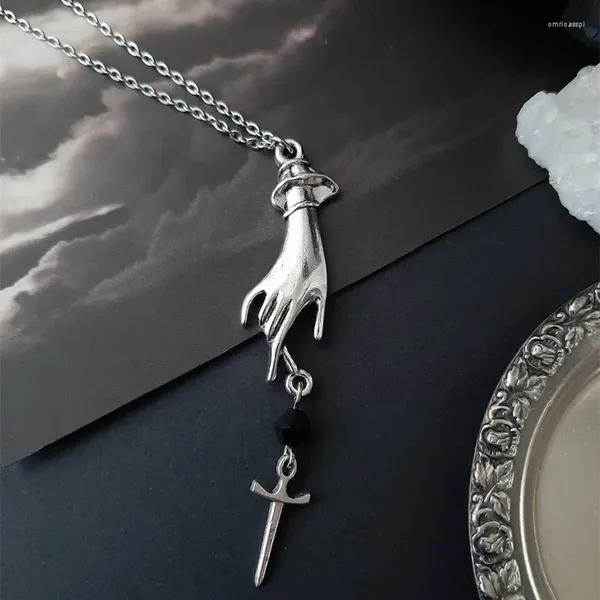 Anhänger Halsketten Viktorianische Hand und Dolch Halskette Hexe Alternative Gothic Mittelalter Antik Silber Farbe Punk Kreativer Charme Geschenk Frauen