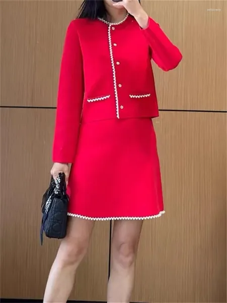 Abiti da lavoro 2023 Donne Red Pearl Decor Giacca in maglia o gonna corta Set Ladies French Luxury Sweet Femalecardigan Jupes Suit