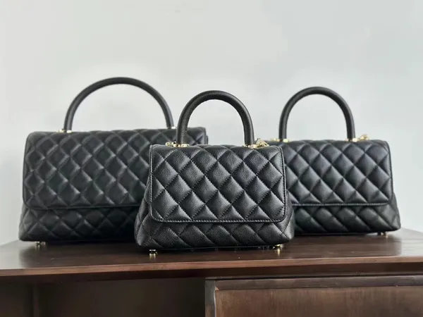 10A Bolsa de pulso de designer de moda, bolsa feminina, bolsa de ombro, bolsa de couro, pingente de lenço, alça de ombro de alta qualidade, preto e branco Pequeno: 19 Médio 23 Grande 28