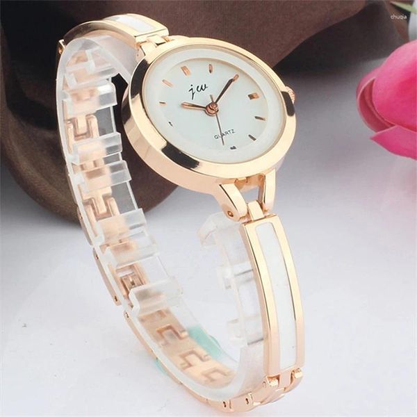 Orologi da polso 2023 Piccolo orologio a catena da donna squisito Design elegante a disco leggero portatile con fibbia nascosta