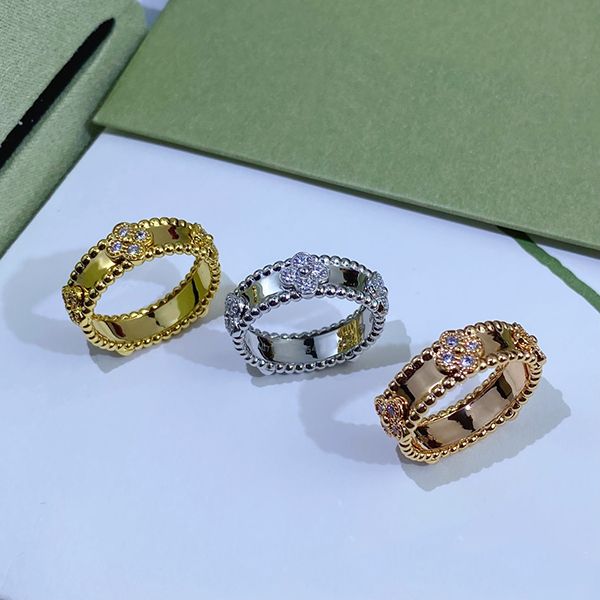 anel de trevo de quatro folhas Feito de conchas naturais e ágata natural Banhado a ouro 18K para mulher designer T0P Materiais avançados diamante da moda tamanho europeu 013