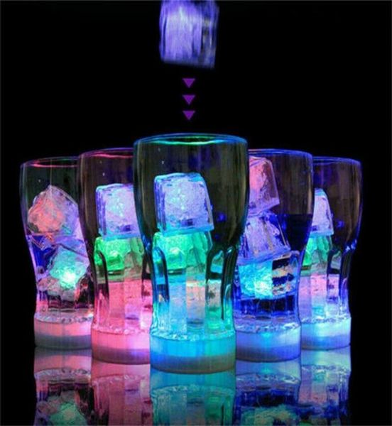 Cubi di ghiaccio flash Luce flash a LED attivata dall'acqua Metti nell'acqua Bevanda Barre flash Matrimonio Compleanno Decorazioni per festival di Natale 4962255296