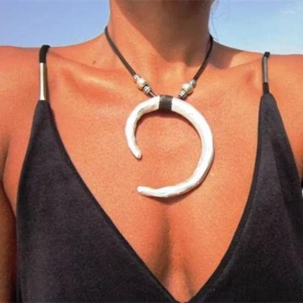 Anhänger-Halsketten Ethnischer Stil Übertriebene Halbmond-Legierungs-Halskette für Frauen Böhmischer Retro-handgewebter Lederband-Urlaubsparty-Schmuck