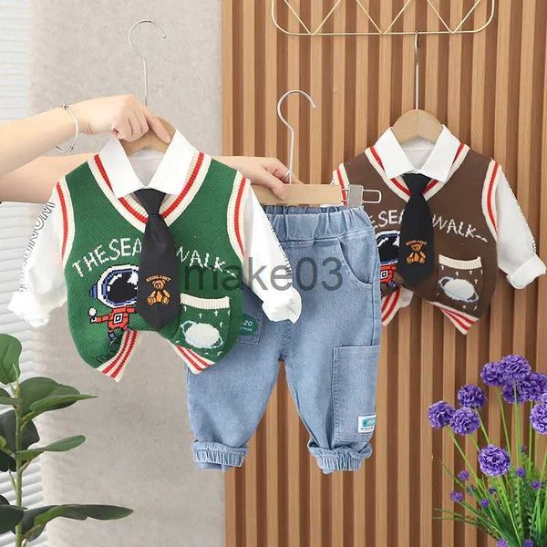 Set di abbigliamento 2023 Autunno stile coreano Baby Boy 3 pezzi Set di vestiti Spazio Astronauta Maglione Gilet Camicia a maniche lunghe Jeans Infantile Bambino Ragazzo Vestito J231020