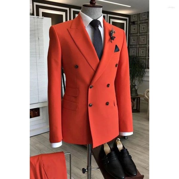 Abiti da uomo Designer Rosso Rosa Bianco Risvolto con visiera Uomo Doppio petto Smoking da sposo su misura per matrimonio Prom For