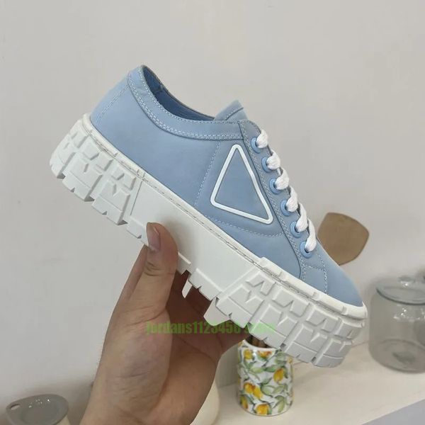 Scarpe da ginnastica casual in tela di nylon con piattaforma di design di lusso da donna, sneakers casual in telo blu con triangolo in metallo smaltato