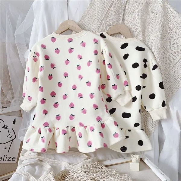 Abiti da ragazza Vestito da ragazza Cartoon Fragole 2023 Autunno Coreano Splicing Pieghettato Stampato Bambino Bambini Abbigliamento casual 231019