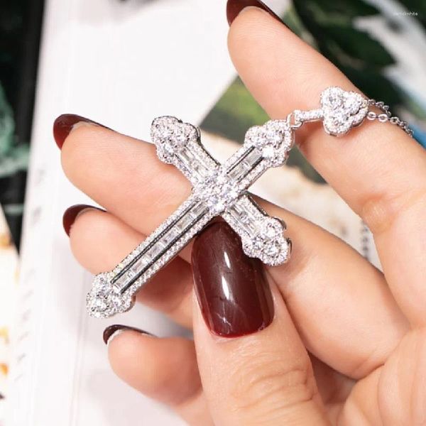 Ketten Luxus 925 Silber Edelstein Exquisite Bibel Jesus Kreuz Anhänger Halskette Frauen Kruzifix Charme Simulierter Platin Diamant Schmuck