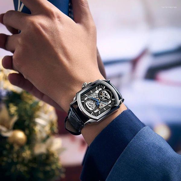 Armbanduhren Das Dual-Circle-Design ist einfach und modisch für Geschäftsreisen im Freien, gepaart mit einer quadratischen mechanischen Uhr
