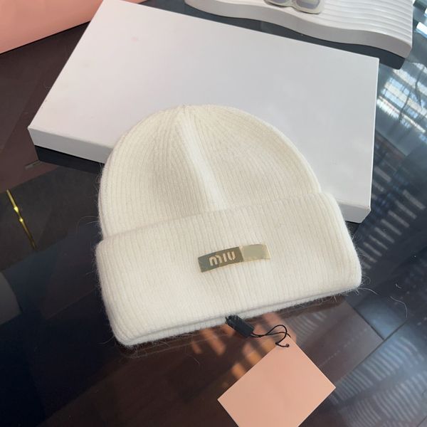 Gorros de luxo designer outono e inverno feijão homens e mulheres logotipo de ferro oco design de moda chapéus de malha outono boné de lã carta jacquard unissex chapéu de caveira quente