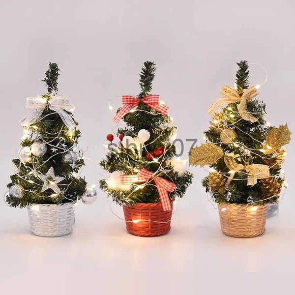 Decorazioni natalizie Mini albero di Natale artificiale ornamento da tavolo con palline luminose a LED Bacche rosse Pigna 2023 Decorazione natalizia per la casa Noel x1020