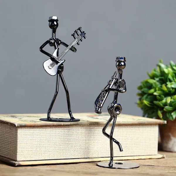 Dekorative Objekte Figuren Metall Musiker Gitarrist Statue Musikinstrument Little Iron Art Sammlerfigur Home Cafe Büro Bücherregal 231021