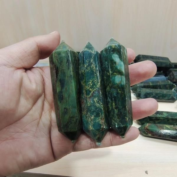 Statuette decorative Bacchetta di pietra di energia minerale con colonna a doppia punta in cristallo smeraldo naturale
