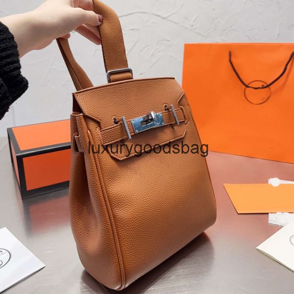 2024SS Neue praktische Umhängetasche, Herren-Umhängetasche, Brusttasche, Damen-Handtasche, Geldbörse, Leder, modisches Brief-geprägtes Schloss, silberne Hardware, verstellbarer Riemen, Gürteltasche