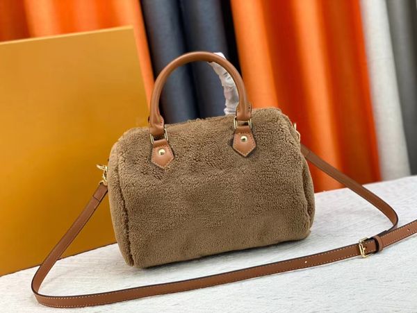 Высококачественный дизайн, роскошная сумка-подушка из овечьей шерсти, модная городская женская плюшевая сумка через плечо, сумка Boston Bag m40394