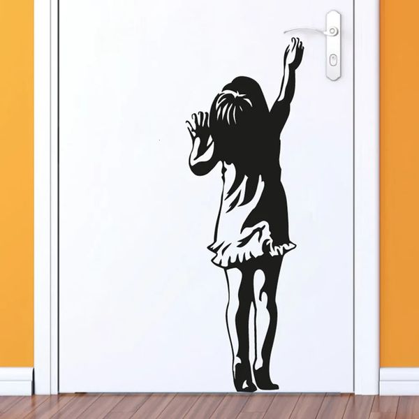 Adesivos de parede Banksy menina porta adesivo decalque menina crianças quarto quarto arte graffiti vinil decoração de casa 231020