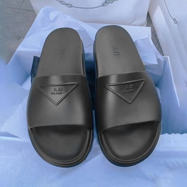 2023 yeni kadın kauçuk tasarımcı slaytlar adam sandaletleri şeffaf malzemelerin lüksünü moda seksi seksi güzel güneşli plaj terlikleri nakış ayakkabıları