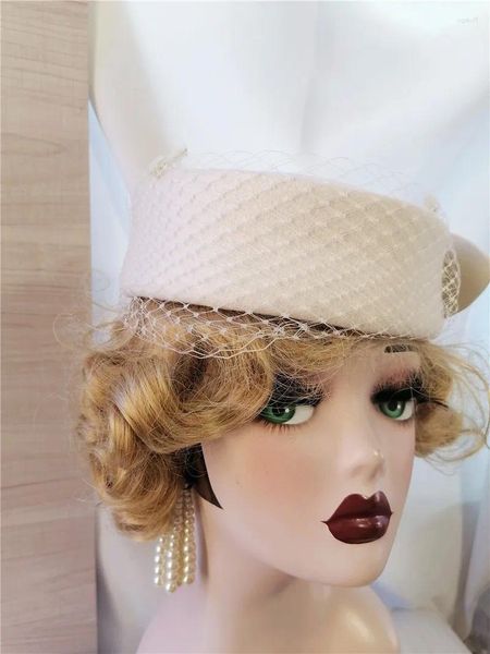 Berretti Berretto da sera in lana bianca Berretto vittoriano Cosplay Cappelli medievali Ragazze vintage Boemia Chapeau floreale con fiocco