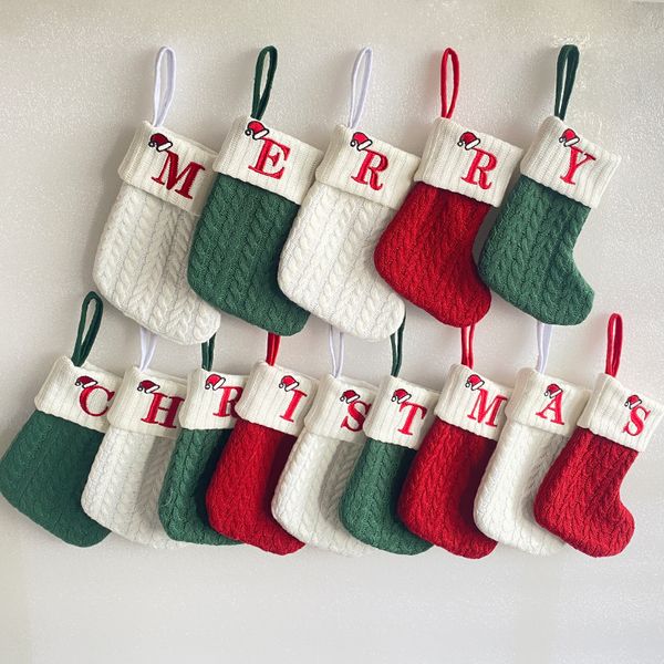 26 lettere Calzini natalizi decorativi lavorati a maglia Calzini di lana Lettere ricamate Sacchetti regalo di caramelle per bambini Sacchetti regalo di calze natalizie bianche