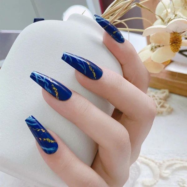 Unhas falsas usando peças de maquiagem de unhas moda sentido azul chama padrão de mármore wearable remendo falso