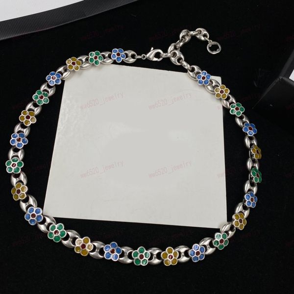 Kettendesigner Vintage-Silberhalskettenarmband, farbenfrohes Blumenschmuckset, stilvolle und personalisierte Damen, hochwertige Geschenke 8W3W