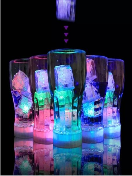 Cubi di ghiaccio flash Luce flash a LED attivata dall'acqua Metti nell'acqua Bevanda Barre flash Matrimonio Compleanno Decorazioni per festival di Natale Disponibile2673075