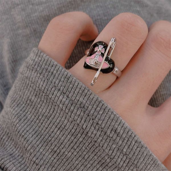 Hochwertiger Designer-Ring Der schwarz-rosafarbene Liebesring der Kaiserinwitwe ist ein hochwertiger, süßer und cooler Persönlichkeitsring. Eine weibliche Büroklammer mit einem offenen Blumenringarmband