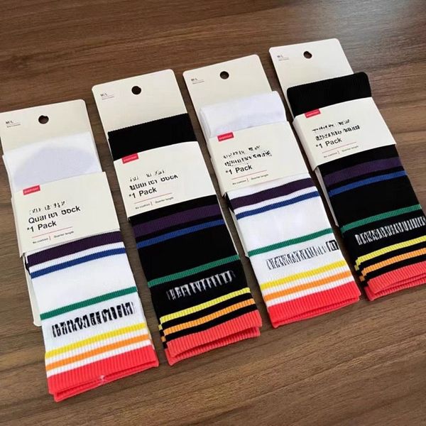 2 Paar LU Damen bunt gestreifte Mid-Tube-Yoga-Socken Sportsocken Lauftraining Fitness-Socken Schnelltrocknende atmungsaktive Stoff-Regenbogen-Gezeitensocken