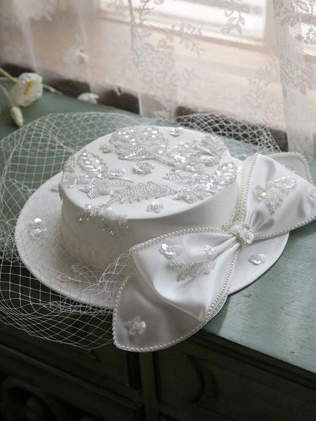 Berretti da donna di fascia alta bianchi stile Fedora in raso piatto ricamo cappello da sposa fiocco di perle fascinator elegante berretto Fedora da donna copricapo
